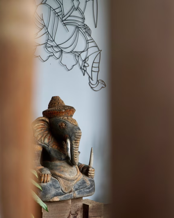 Statua di Ganesha nella zona relax del Men&rsquo;s Resort & Spa di Siem Reap, dettaglio d&rsquo;arredo che riflette l&rsquo;estetica zen del gay resort cambogiano.