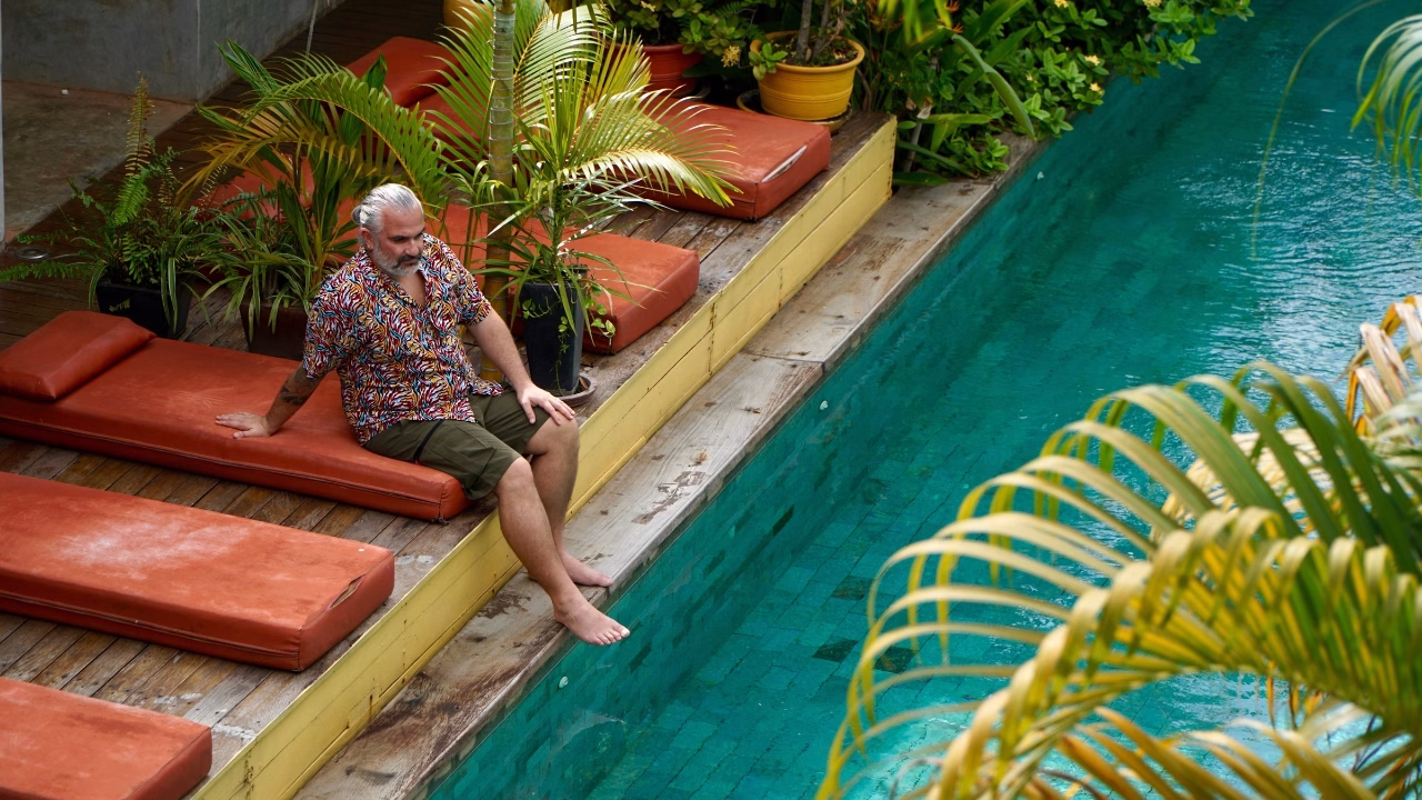 Luigi di Gayly Planet rilassato a bordo piscina del Men&rsquo;s Resort & Spa di Siem Reap, il famoso hotel gay-only della Cambogia con area relax immersa nel verde tropicale.