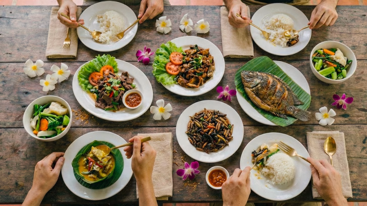 Una tavola imbandita con i piatti pi&ugrave; famosi della tradizione khmer, in uno dei migliori ristoranti di Siem Reap in Cambogia