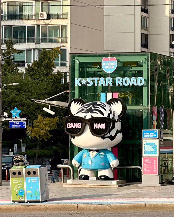 Statua iconica a Gangnam sulla K-Star Road, uno dei quartieri pi&ugrave; moderni di Seoul con hotel gay-friendly e strutture internazionali