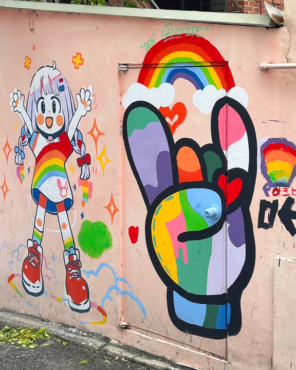 Murales con bandiera arcobaleno nel quartiere di Itaewon, uno dei centri della scena LGBTQ+ e dei locali gay di Seoul vicino a Homo Hill