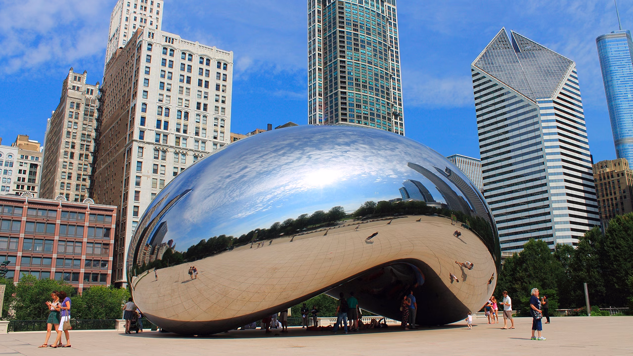 Cloud Gate a Chicago nel Millennium Park, simbolo della citt&agrave; e meta gay friendly per viaggiatori LGBTQ+ negli Stati Uniti