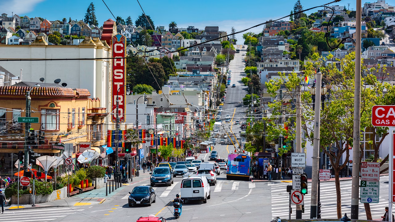 Quartiere Castro a San Francisco, cuore della comunit&agrave; LGBTQ+ in California, con bandiere arcobaleno, locali gay e atmosfera inclusiva lungo Castro Street