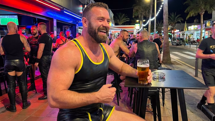 Atmosfera fetish in un locale cruising gay di Maspalomas, Gran Canaria, frequentato da turisti internazionali