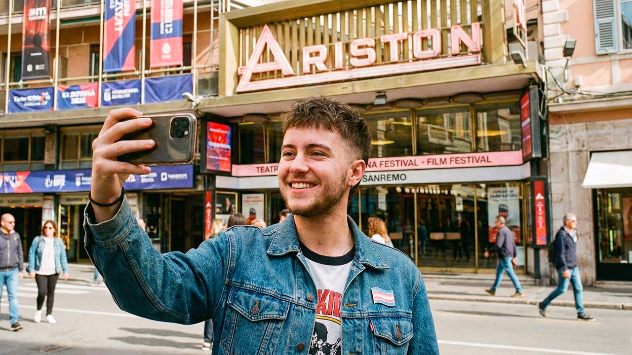 Viaggiatore LGBTQ+ scatta una foto davanti al Teatro Ariston di Sanremo, simbolo della Riviera Ligure e della storia queer italiana