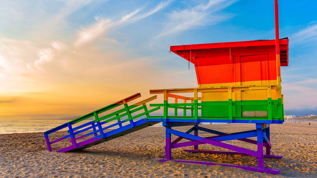 Torretta dei bagnini arcobaleno a Venice Beach, Los Angeles, simbolo di spiaggia gay friendly e destinazione LGBTQ+ in California