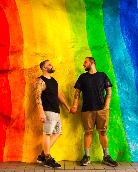 Daniele e Luigi di Gayly Planet nella metro arcobaleno di Stoccolma, simbolo di una delle citt&agrave; pi&ugrave; gay-friendly d&rsquo;Europa