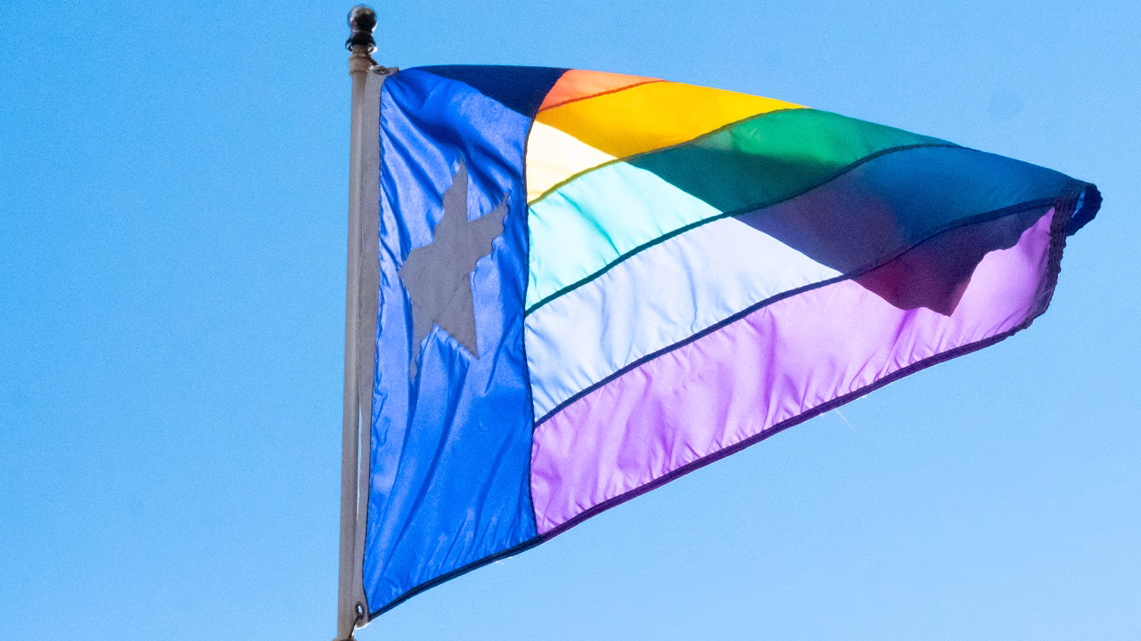 Bandiera Pride che sventola in Texas, simbolo di inclusivit&agrave; LGBTQ+ ad Austin e nelle citt&agrave; gay friendly dello Stato