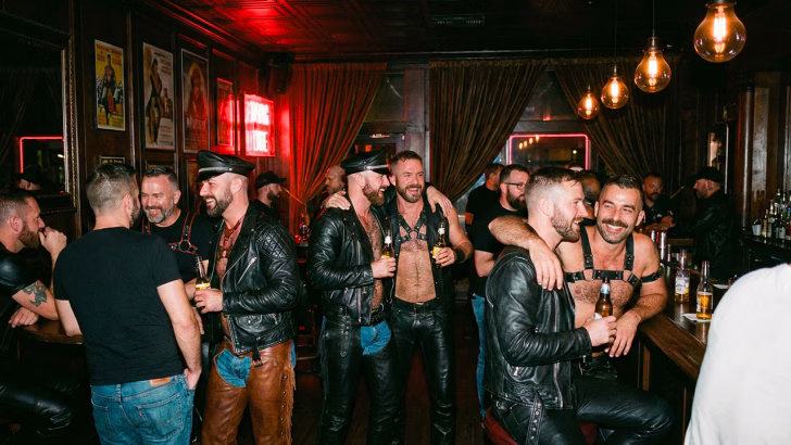 Bar leather gay a San Diego con uomini in abbigliamento fetish che socializzano, atmosfera cruising e community