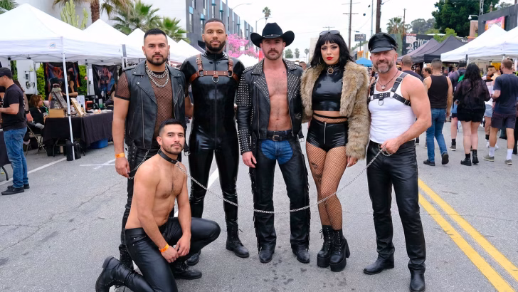 Persone in abbigliamento fetish e leather durante una serata gay a Los Angeles