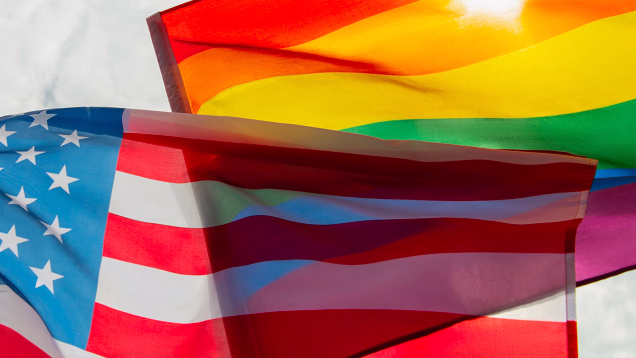 Bandiera degli Stati Uniti e bandiera Pride sovrapposte, simbolo del viaggio LGBTQ+ negli USA e del dibattito su quanto il Paese sia gay friendly
