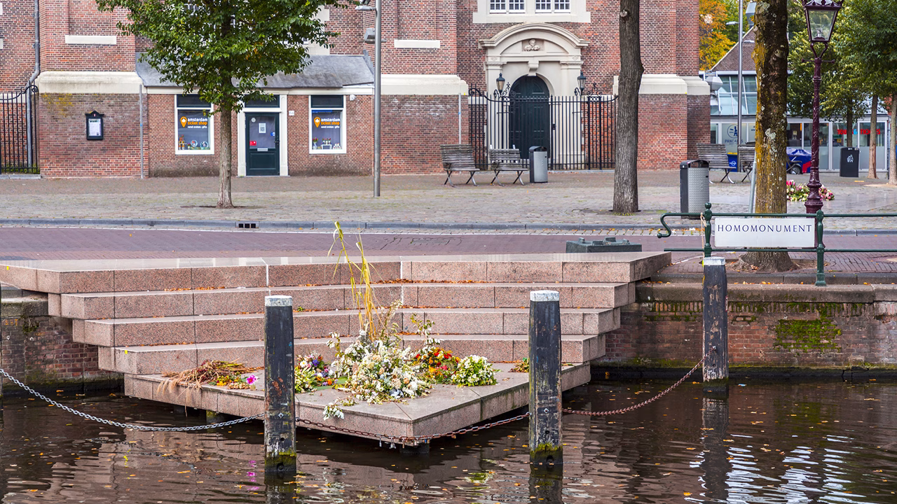 Homomonument Amsterdam sul canale vicino a Westermarkt, memoriale LGBTQ+ simbolo della storia queer nei Paesi Bassi