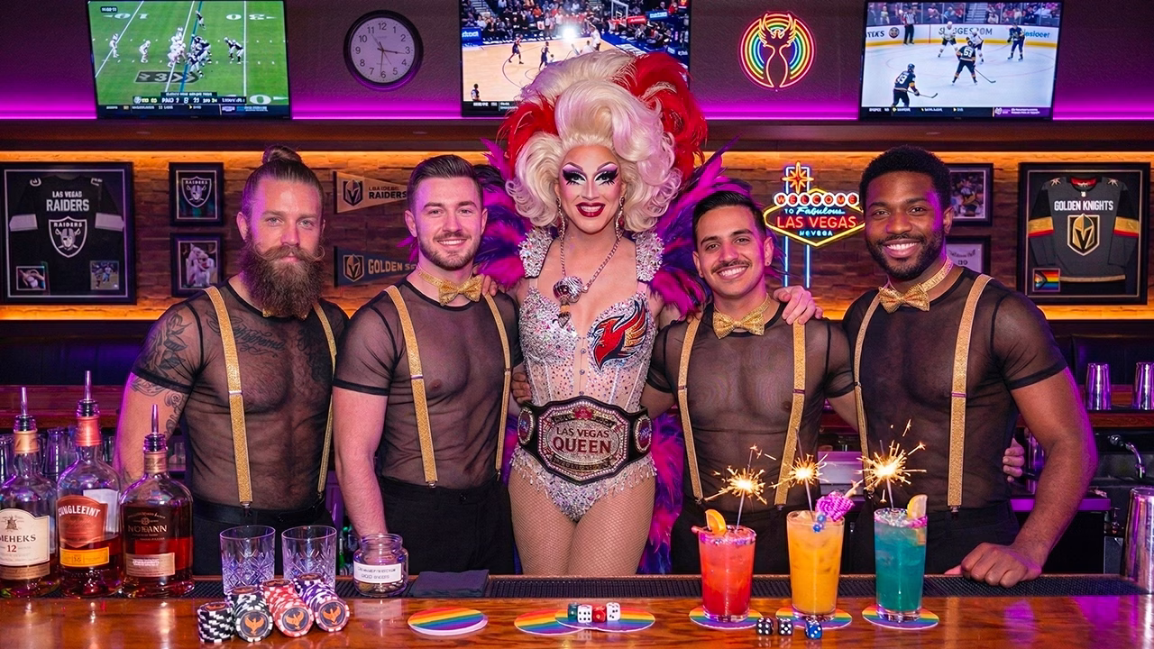 Drag queen e bartender in un bar gay di Las Vegas con cocktail colorati e atmosfera di nightlife LGBTQ+ nella Sin City
