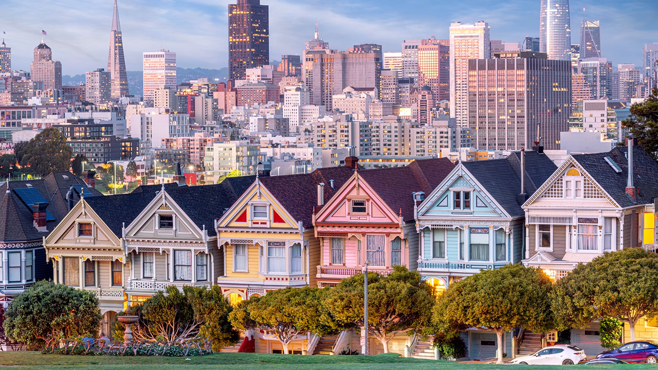 Case vittoriane Painted Ladies ad Alamo Square con skyline di San Francisco sullo sfondo, zona ideale dove dormire gay friendly