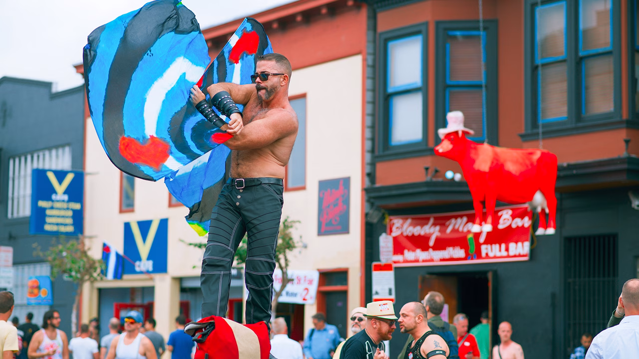 performer in outfit leather durante evento fetish nel quartiere Castro a San Francisco