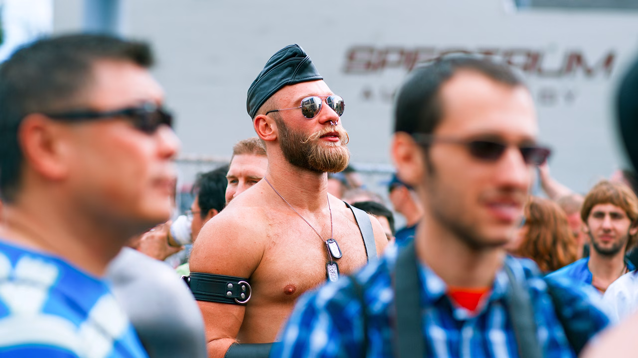 uomo in outfit leather durante Folsom Street Fair a San Francisco con pubblico attorno
