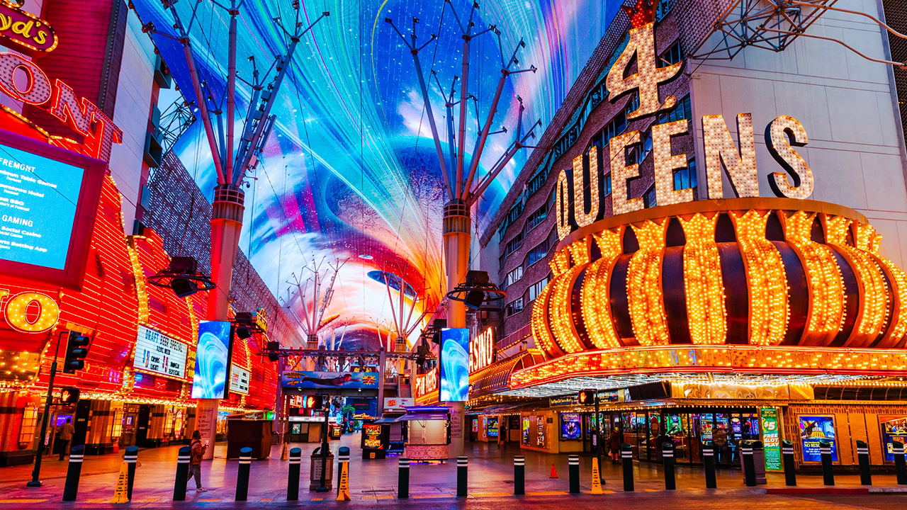Fremont Street Experience illuminata di notte a Downtown Las Vegas, zona famosa per nightlife, eventi e atmosfera inclusiva frequentata anche dalla comunit&agrave; LGBTQ+