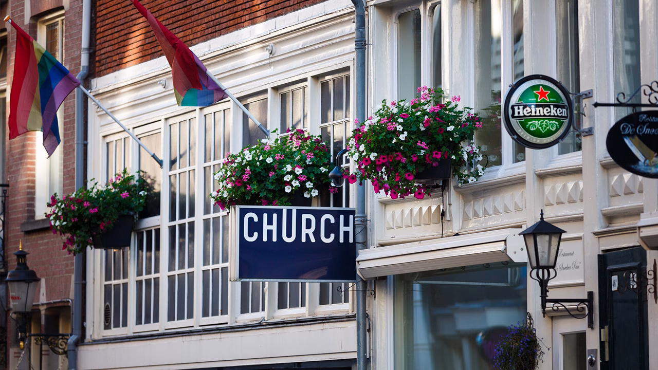 Club Church Amsterdam in Kerkstraat con bandiere LGBTQ+, uno dei locali gay e fetish pi&ugrave; conosciuti della nightlife di Amsterdam