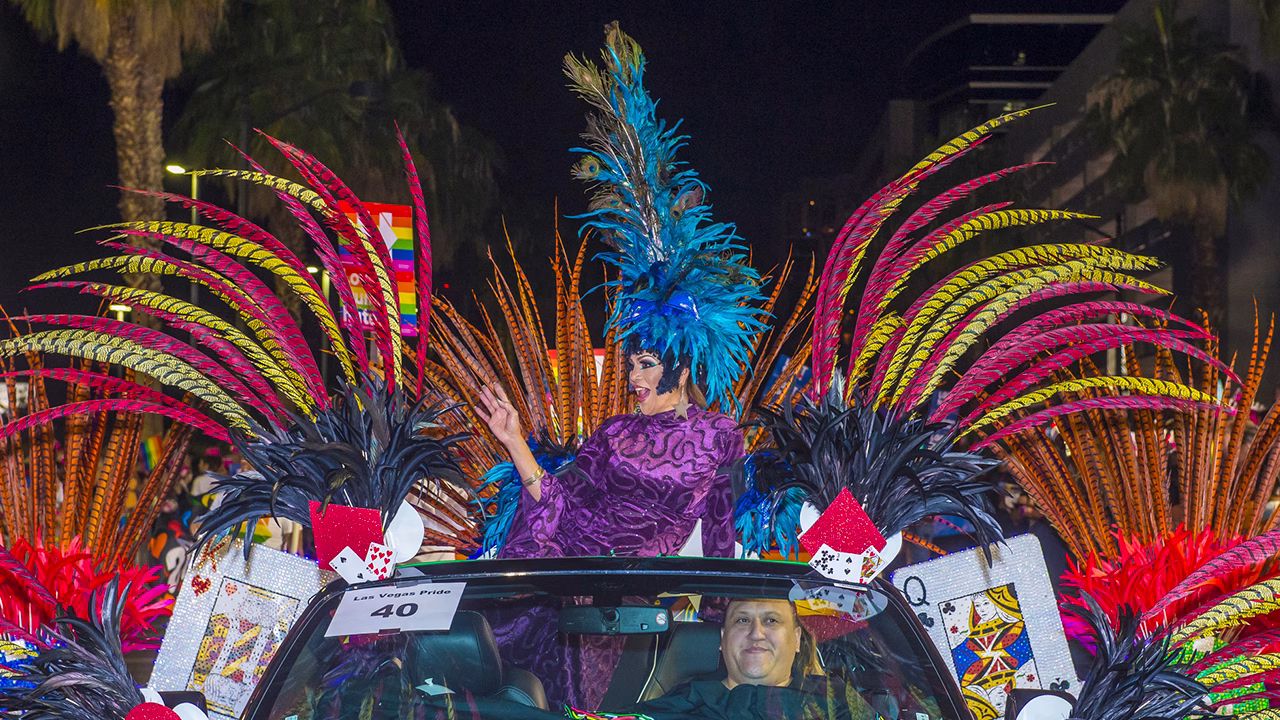 Drag queen su carro decorato durante la Night Parade del Las Vegas Pride nel centro di Las Vegas, uno degli eventi LGBTQ+ pi&ugrave; importanti della citt&agrave;