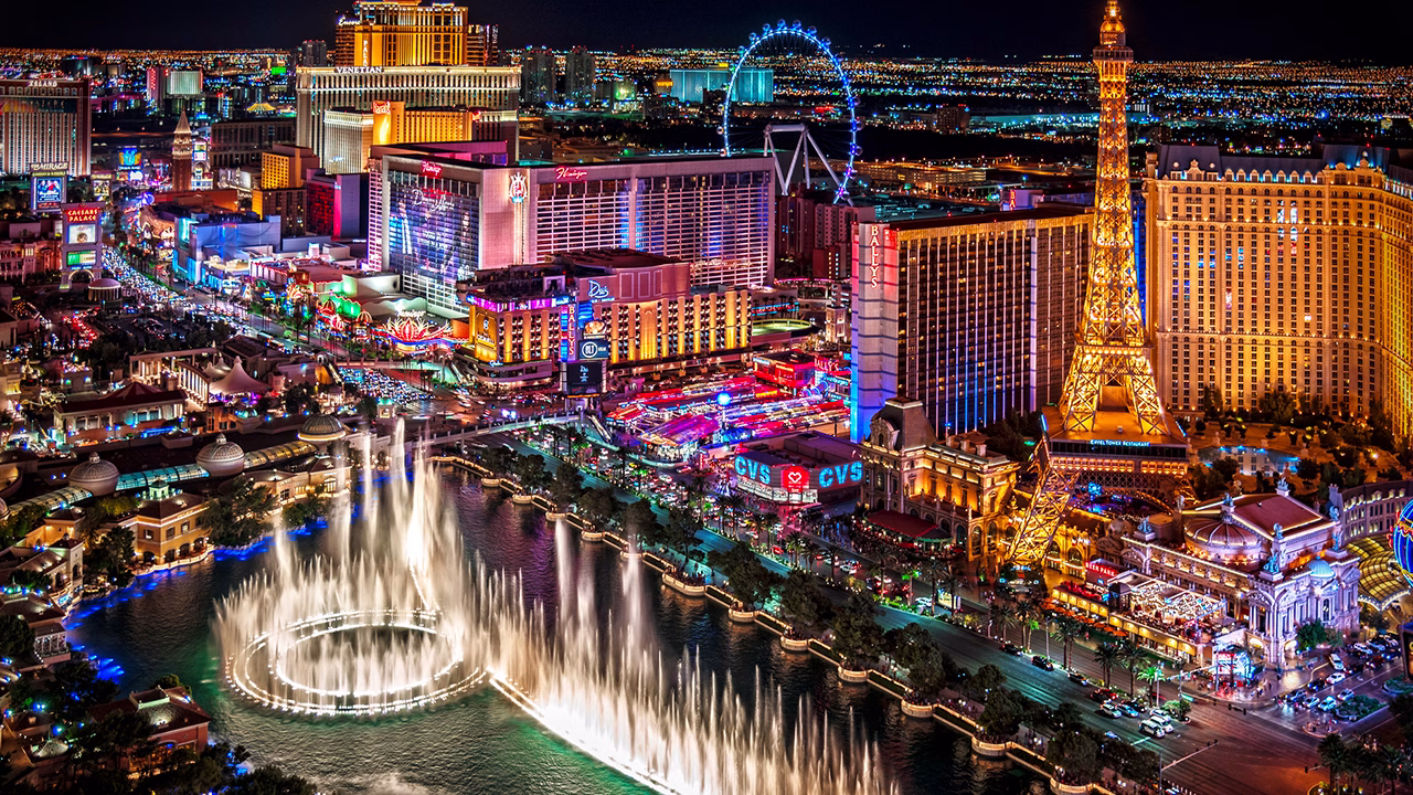 Panorama notturno della Las Vegas Strip con hotel, casin&ograve; e fontane del Bellagio illuminate, cuore della nightlife e della scena LGBTQ+ di Las Vegas