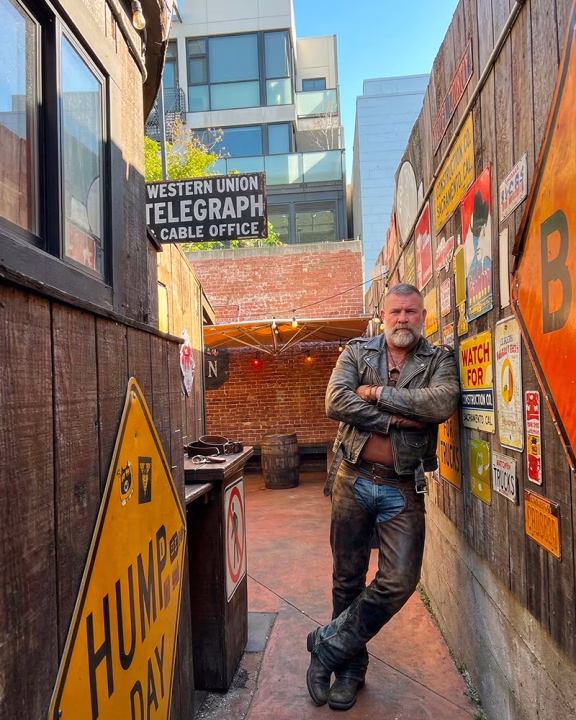 uomo in outfit leather nel patio del Lone Star Saloon a San Francisco, locale gay storico a SoMa