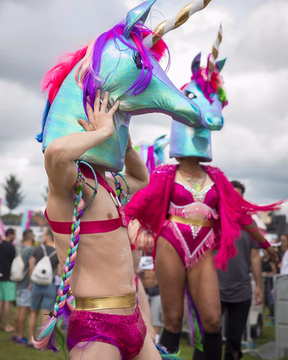 Partecipanti al Milkshake Festival Amsterdam con costumi colorati e outfit eccentrici, evento LGBTQ+ inclusivo