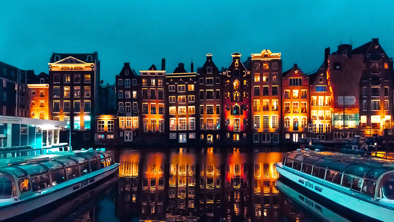 Canali del quartiere Jordaan ad Amsterdam di sera con case illuminate, zona romantica e gay friendly