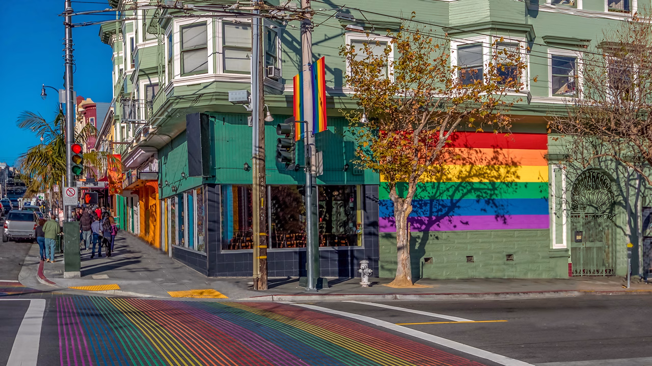 Rainbow crosswalks e bandiera arcobaleno nel quartiere Castro, cuore della San Francisco gay