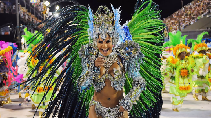 Artista in costume durante la sfilata delle scuole di samba al Carnevale di Rio de Janeiro
