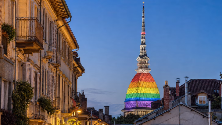 Mole Antonelliana illuminata con i colori arcobaleno per EuroPride Torino 2027
